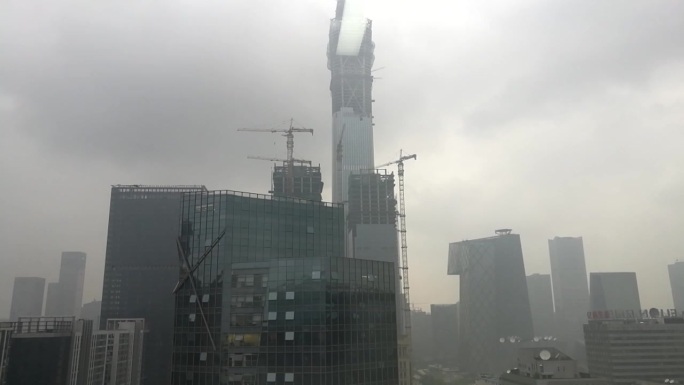北京CBD云雾缭绕