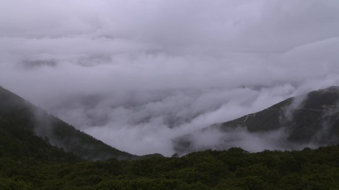 云南迪庆德钦县云岭山脉