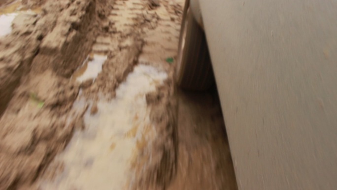 汽车涉水在泥淋路上冲过水坑