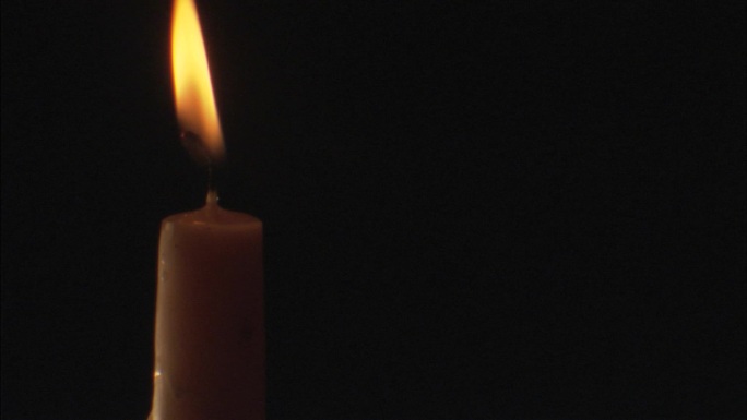 燃烧的蜡烛火苗飘动实拍高清视频素材