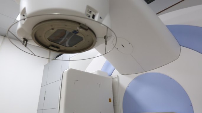 肿瘤进行放射治疗的粒子加速器装置