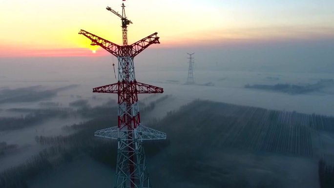 雾中1000KV电力铁塔
