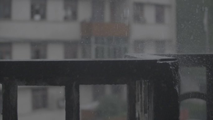 雨水滴落在阳台