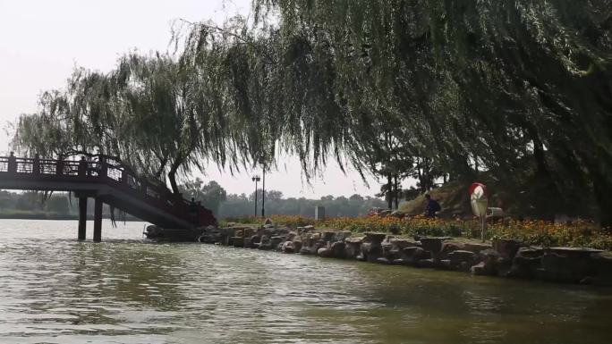 坐船领略颐和园两岸风景