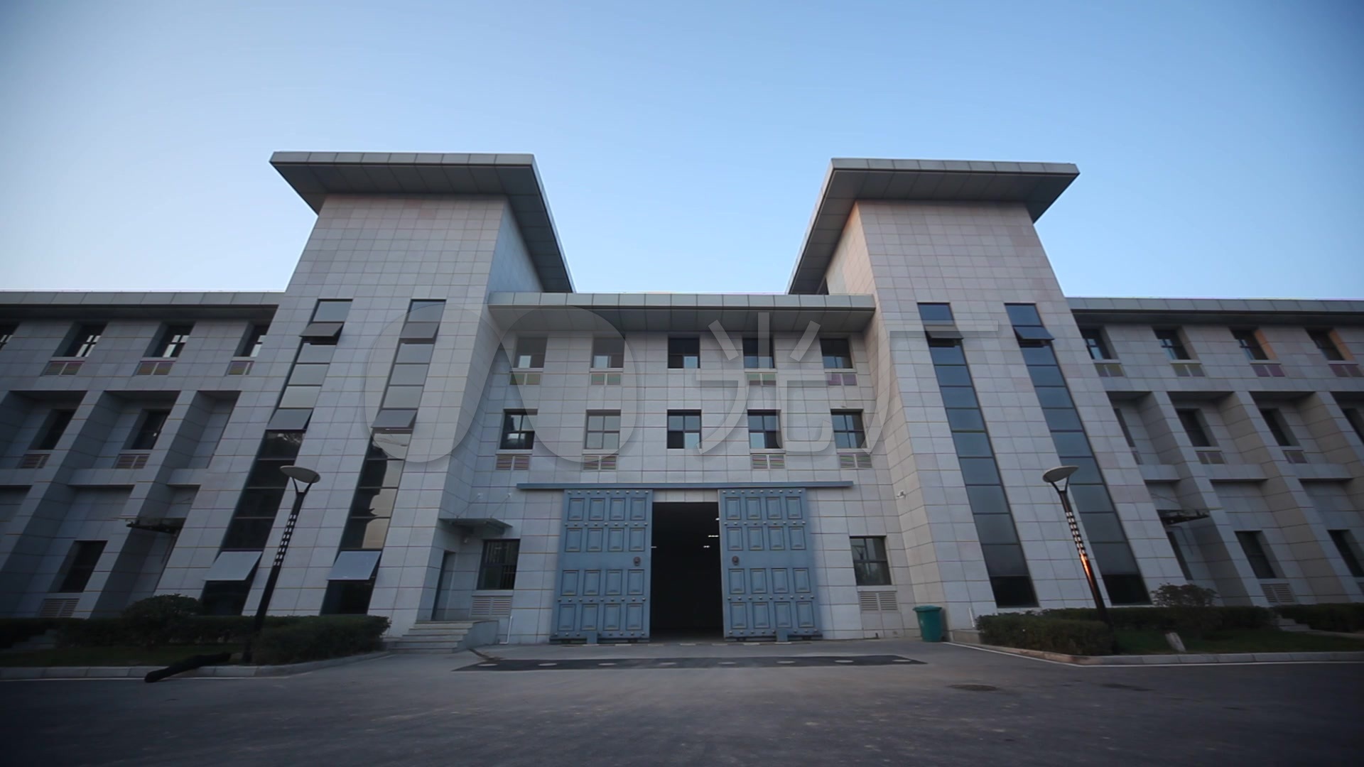 监狱大门高墙犯人罪犯_1920x1080_高清视频素材下载(编号:3409868)