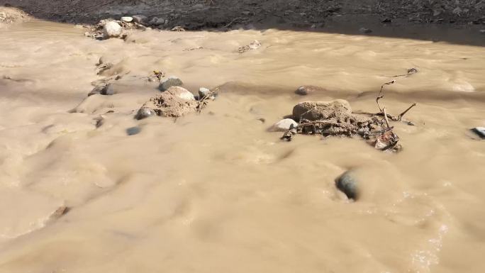 洪水泛滥泥石流冲毁河道