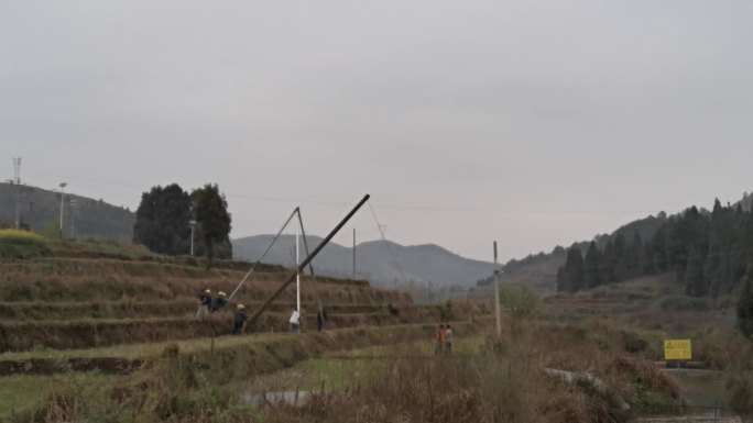 农村安装电线杆实拍