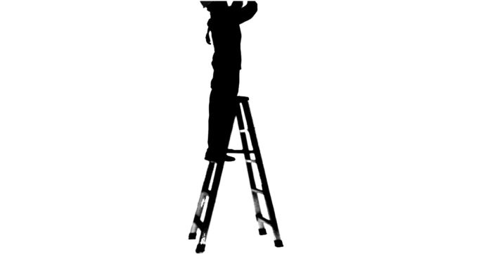 女工人爬上梯子剪影（透明通道）