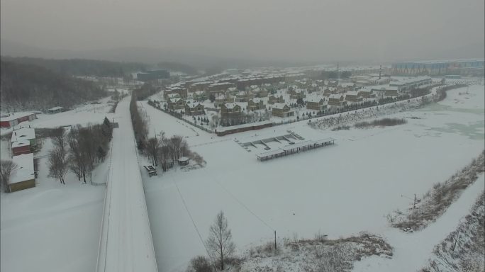 航拍冬季风雪中的林业小镇