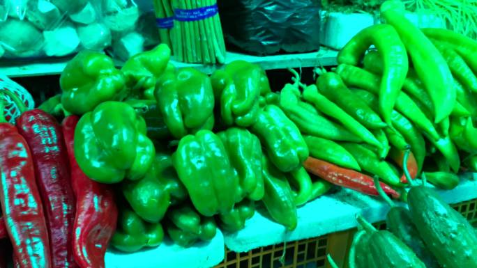 4K菜市场新鲜蔬菜买菜人流