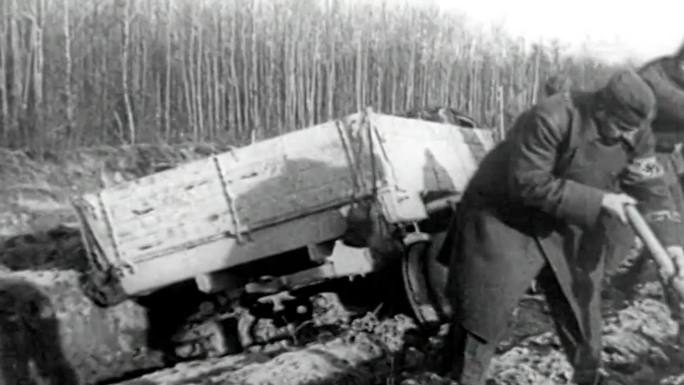 二战德军车辆在泥泞路上受阻