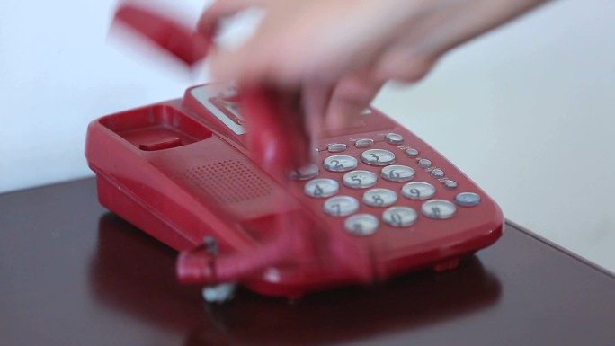 老电话、老式电话机、红色电话、接电话