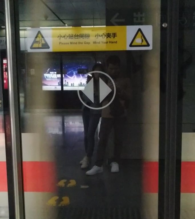 深圳地铁正面拍摄素材高清视频快速行驶