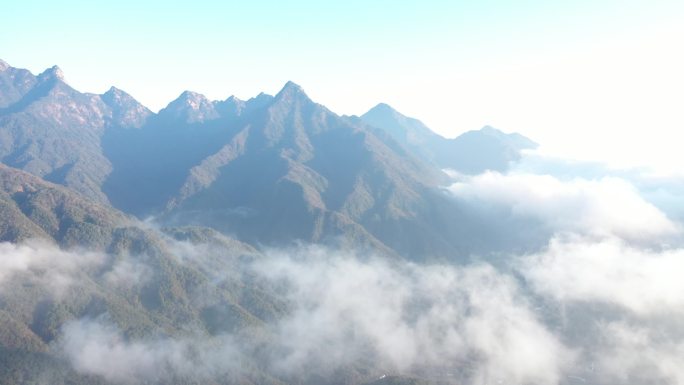 晴天山脉航拍