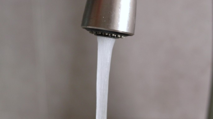 4k实拍厨房水槽水管水洒、可商用