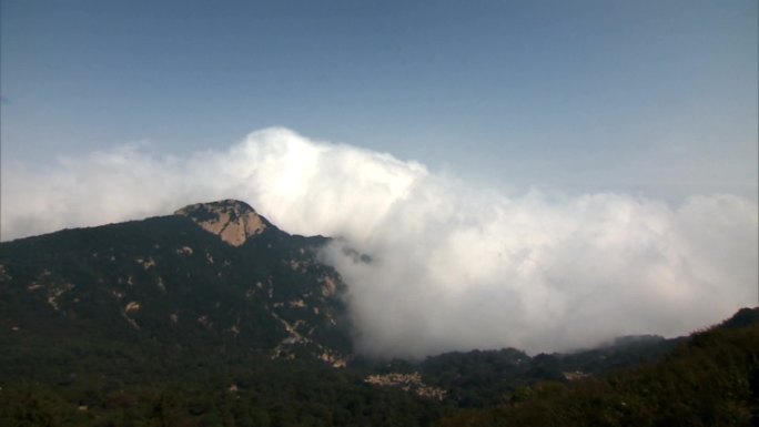 泰安泰山十八盘岱宗坊泰山云海