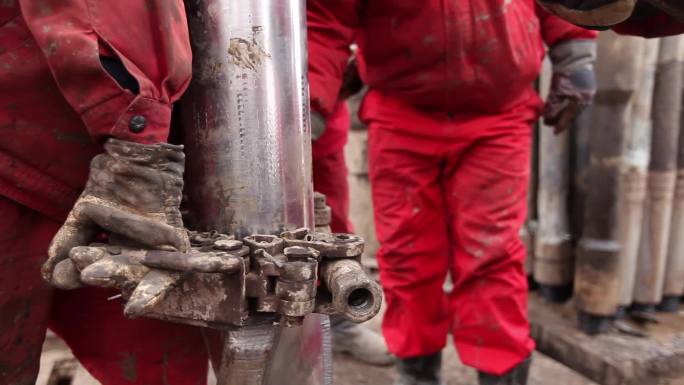 油井钻探机操作械细节视频素材