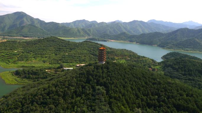 湖泊山峰上的塔