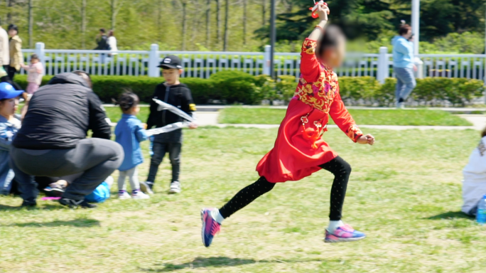 4K清明游玩放风筝公园樱花人群延时小孩子