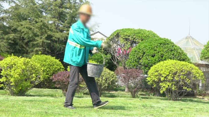 4K园林花草施肥环卫工人施肥除草绿化