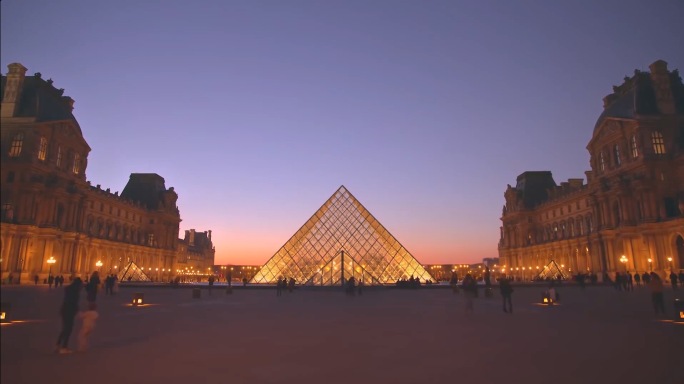 傍晚巴黎卢浮宫博物馆延时摄影城市地标建筑