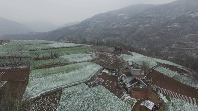 冬季雪后山中的新农村