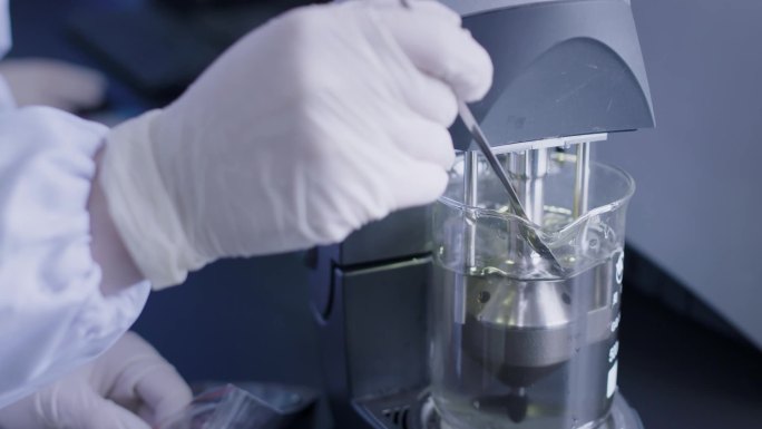 科研人员做实验液体加入反应物沸腾特写