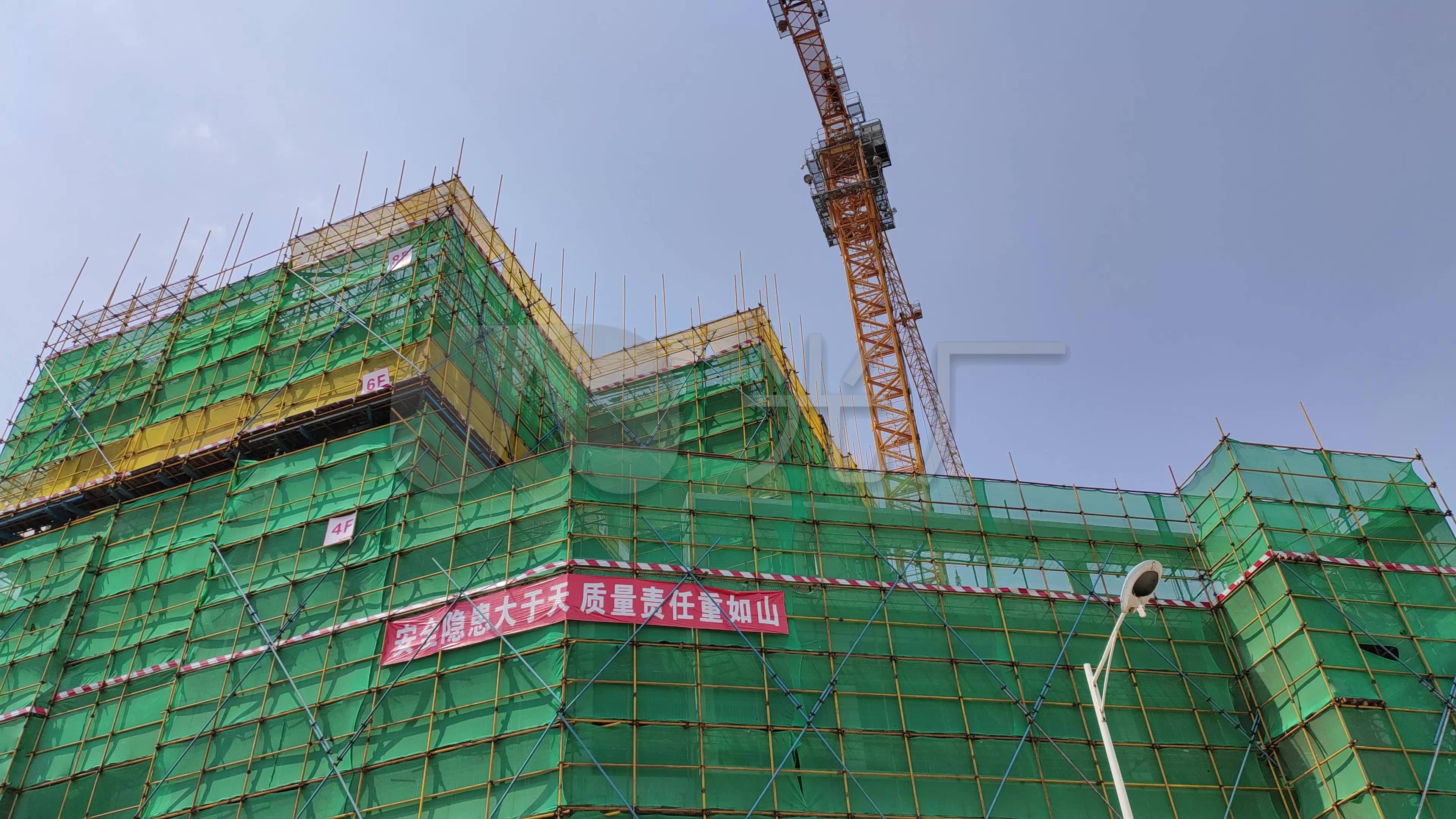 蓝天白云工程建筑工地横幅安全标语绿色防护_3840x2160_高清视频素材