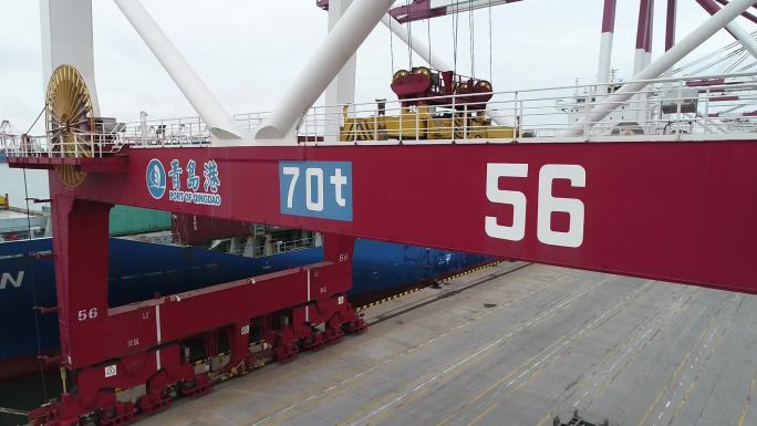 航拍青岛港集装箱大船巨轮码头