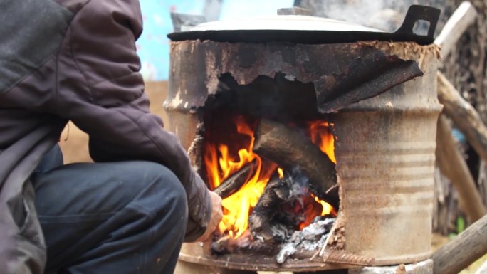 农村柴火炉子烧火做饭