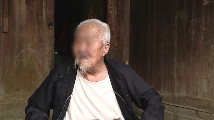 105岁老人穿针引线2019年