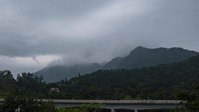 烟雾缭绕的梧桐山