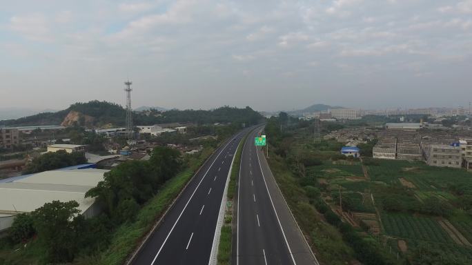 4k高速公路汽车农田池塘植物航拍