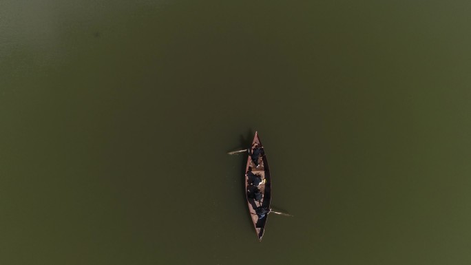 航拍村庄旁湖面上的小船，划船