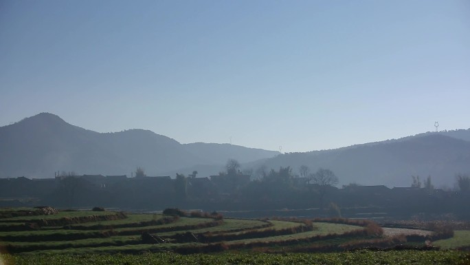 晨雾里的田园山村