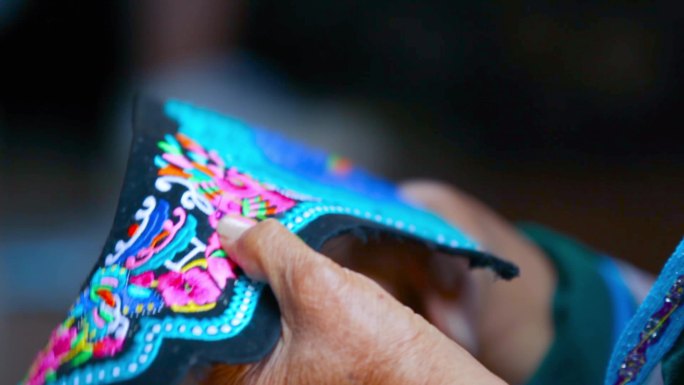 手工刺绣慢镜头视频云南彝族刺绣手工特写