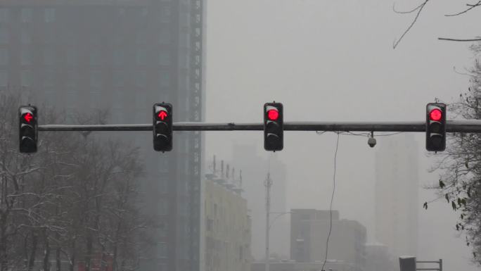 大雪天街道行人公交