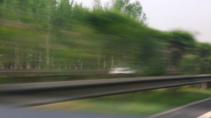 车辆行驶、速度感、速度、高速公路、绿化带