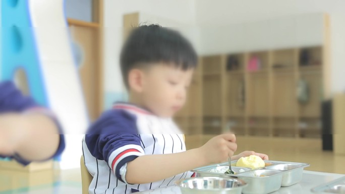 幼儿园吃饭、孩子吃饭、幼儿食谱、午餐