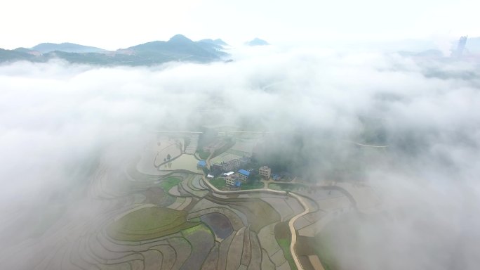 4K航拍水尾大坝雨雾农村1分31秒