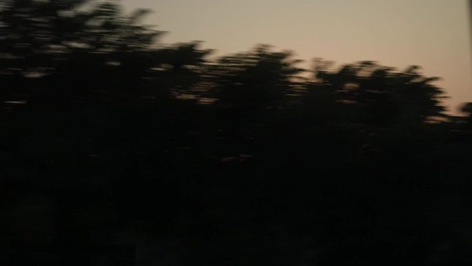 傍晚火车窗外的风景