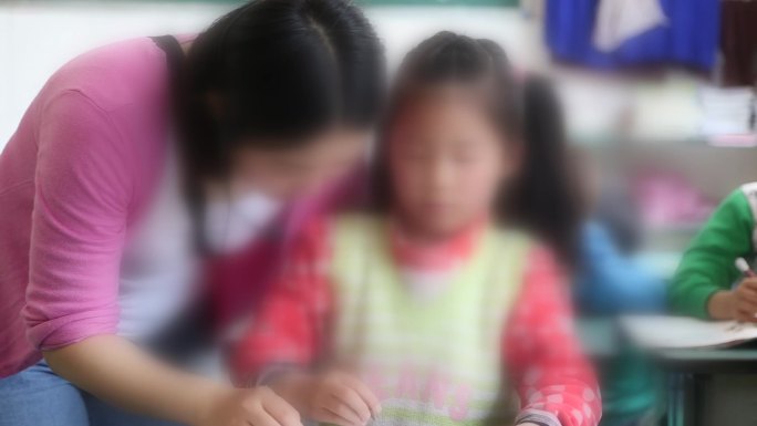 农村小学上课做体操小学生户外活动