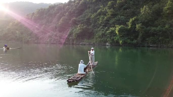 4K航拍桂林山水早晨河里划竹筏撒网捕鱼