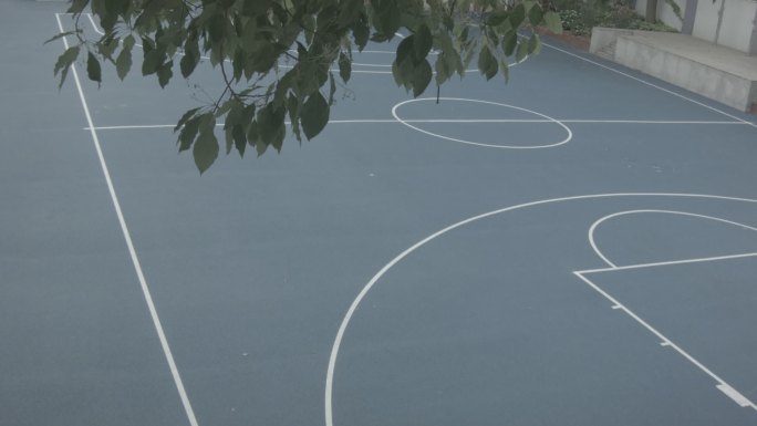 校园操场篮球场空旷夏天教学楼