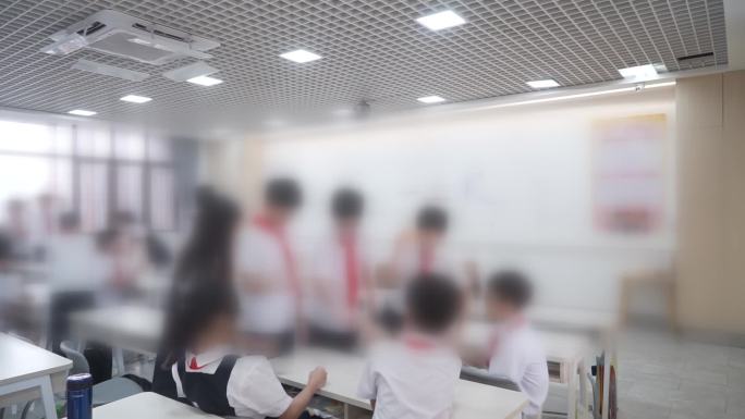 学生教室做游戏