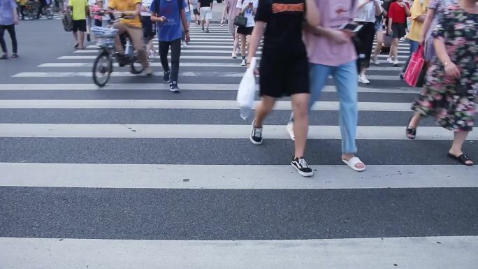 广州初夏逛街的时尚一族低头看手机穿过马路