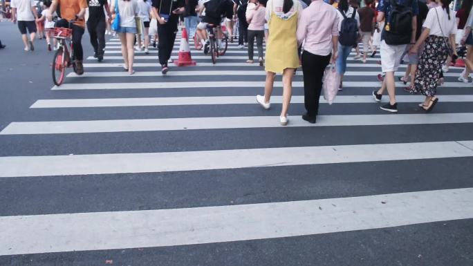 广州夏天天河体育东红绿灯路口逛街的时尚族