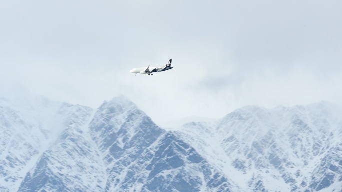 雪山上的飞机