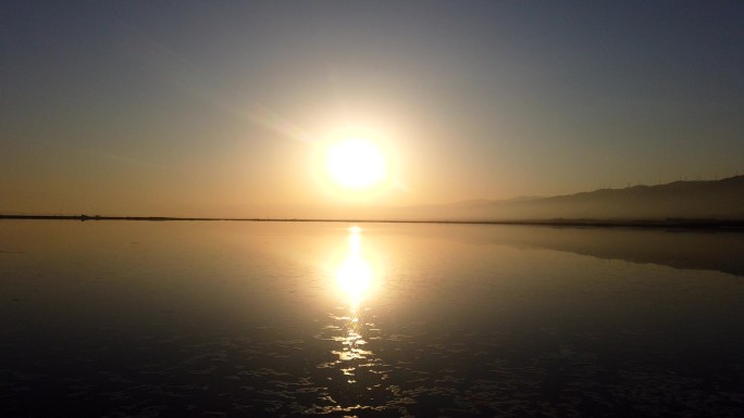 盐湖水边的日出延时