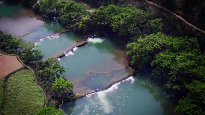 4K航拍山谷里的河流